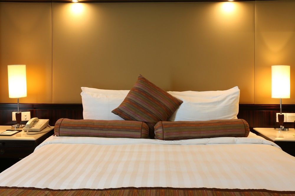 Howard Johnson Huaihai Hotel Shanghai Bagian luar foto