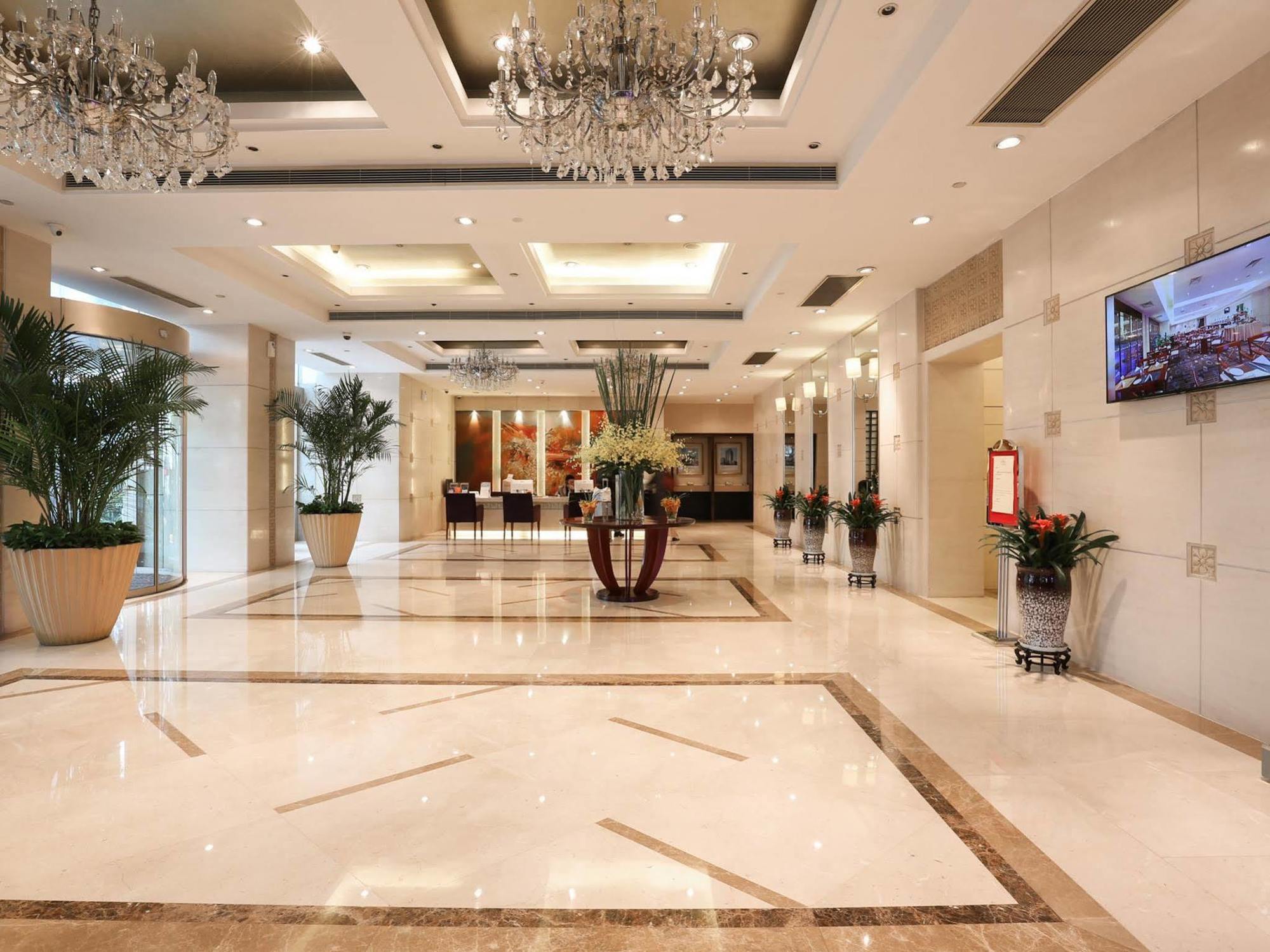 Howard Johnson Huaihai Hotel Shanghai Bagian luar foto