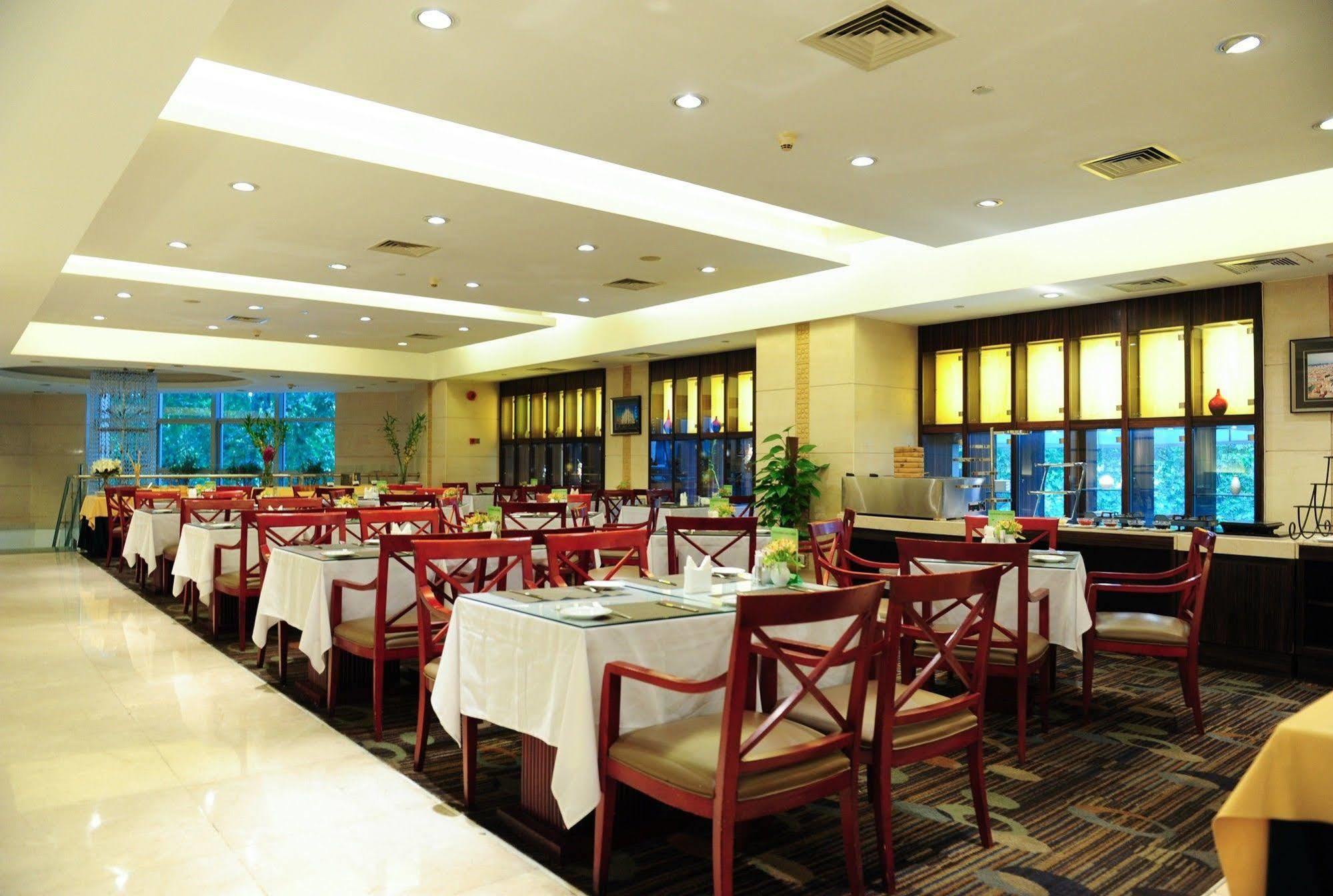 Howard Johnson Huaihai Hotel Shanghai Bagian luar foto