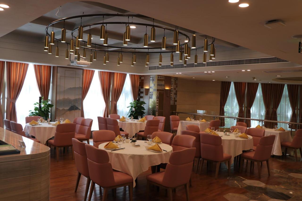 Howard Johnson Huaihai Hotel Shanghai Bagian luar foto