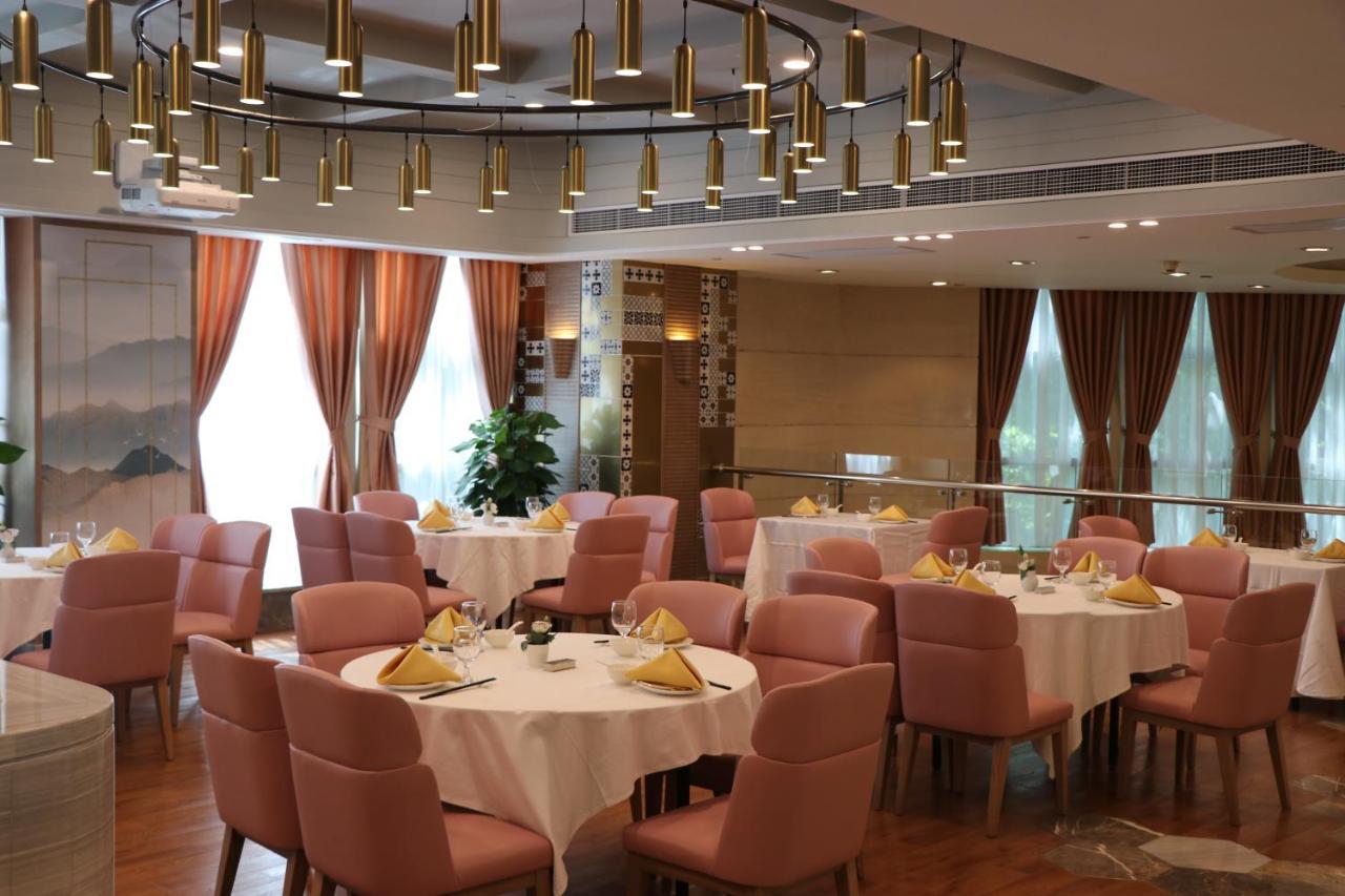 Howard Johnson Huaihai Hotel Shanghai Bagian luar foto