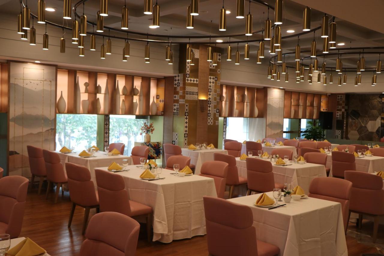Howard Johnson Huaihai Hotel Shanghai Bagian luar foto