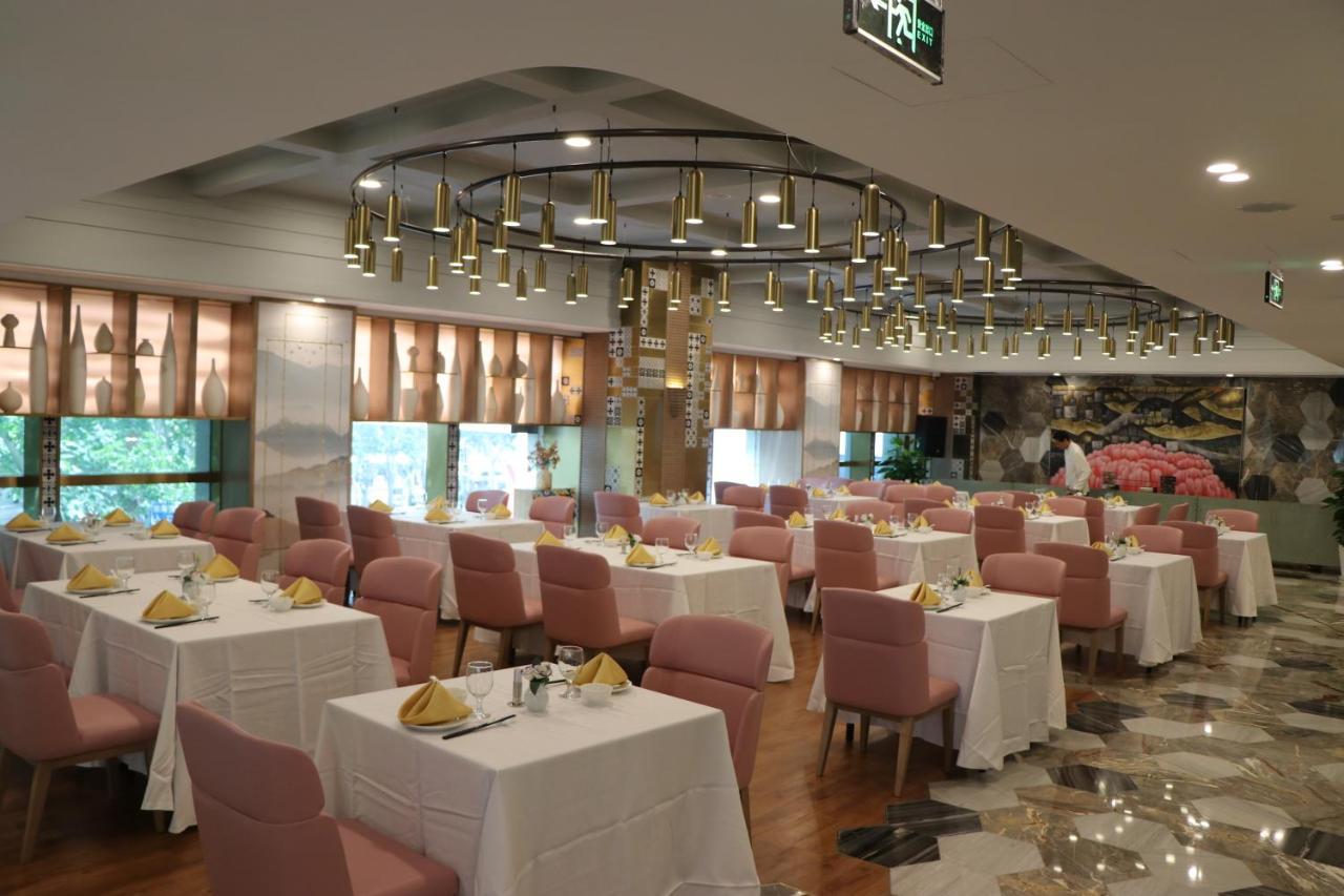 Howard Johnson Huaihai Hotel Shanghai Bagian luar foto